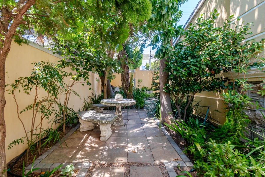 6 Bedroom Property for Sale in Fresnaye Western Cape